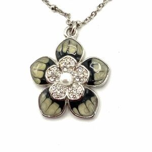 💙Gorgeous enamel with rhinestone flower necklace by Lia Sophia, silver tone.
